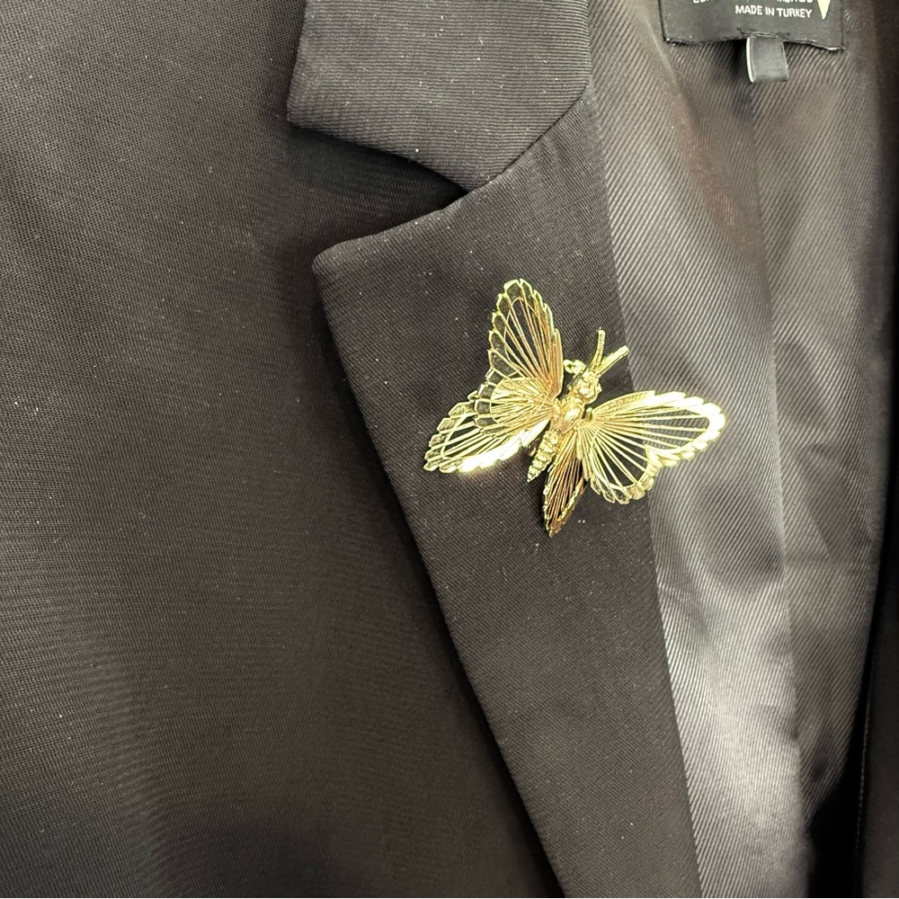 Monet women’s vintage 1980s gold‎ toned Brooch butterfly lapel pin delicate wire